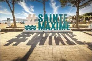 um banco com um sinal que lê o nascer do sol maximizar em Appartement à 100m de la plage 7 nuits minimum haute saison em Sainte-Maxime