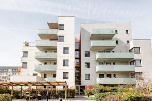 um edifício branco com varandas ao lado em Magnifique appartement 160m2 à 15mn de Paris em Vitry-sur-Seine