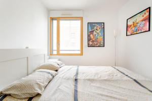 um quarto com uma cama e uma janela em Magnifique appartement 160m2 à 15mn de Paris em Vitry-sur-Seine