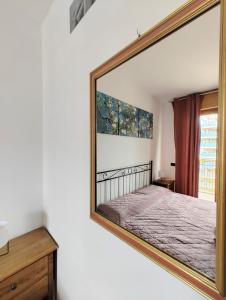 un grande specchio sulla parete di una camera da letto di Appartamento di Matteo e Luisa a Perugia