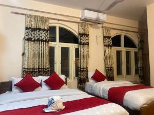 A bed or beds in a room at Hotel Nightingale