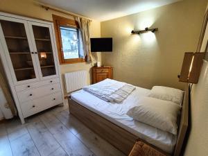 Katil atau katil-katil dalam bilik di Nice & cozy apartment facing the gondola - LA BOULE DE NEIGE 112