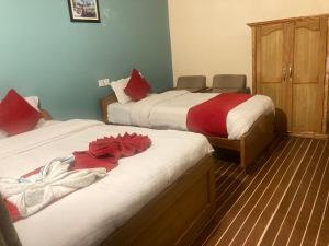 A bed or beds in a room at Hotel Nightingale