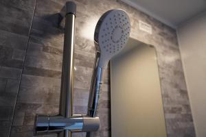 - Baño con ducha y espejo en Hakodate MOTOMACHI guesthouse, en Hakodate 32 fotos más