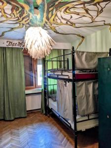 Bunk bed o mga bunk bed sa kuwarto sa Re-Born Hostel