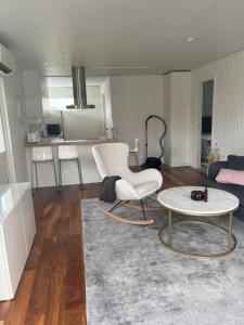 uma sala de estar com um sofá e uma mesa em Nära till allt em Falkenberg