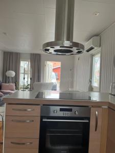 uma cozinha com um fogão e um fogão forno superior em Nära till allt em Falkenberg