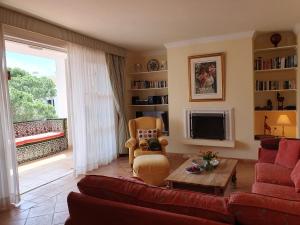 A seating area at Jardines de las Golondrinas Elviria by the Nikki beach