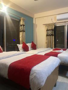 A bed or beds in a room at Hotel Nightingale