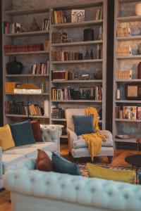 een woonkamer met 2 banken en boekenplanken bij Quinta de Travassinhos- Douro Valley in Santa Marta de Penaguião