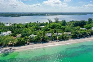 een luchtzicht op een huis op een strand bij 4BR Private Beach Access Upscale Cottage with Grill and Paddle Boards in Englewood