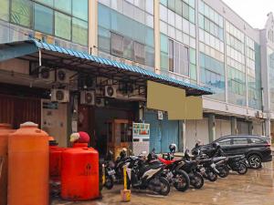 una fila de motocicletas estacionadas frente a un edificio en OYO 92451 Hasan House Syariah 2, en Nagoya