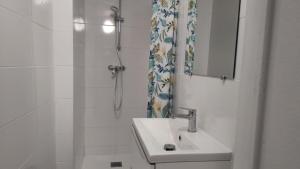 biała łazienka z umywalką i prysznicem w obiekcie Verdier Studio Lot 1 w Tuluzie