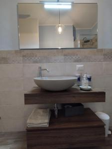 y baño con lavabo y espejo. en L'Incanto dell'Airone, en Malgrate