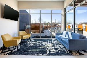 un soggiorno con un divano e due poltrone di Fairfield by Marriott Inn & Suites Canton Riverstone Parkway a Canton