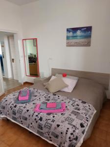 1 dormitorio con 1 cama con 2 chanclas en Villa Lilli 2, en Ferrara