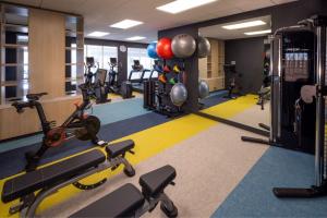 einen Fitnessraum mit mehreren Laufbändern und Kardiogeräten in der Unterkunft TownePlace Suites by Marriott Ellensburg in Ellensburg