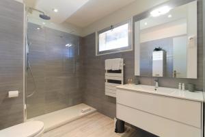 y baño con ducha, lavabo y aseo. en SELECT'SO HOME - Studio au cœur du Lavandou-Services hôteliers-AREV, en Le Lavandou