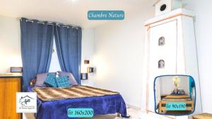 ein Schlafzimmer mit einem Bett und eine Kommode mit einem Spiegel in der Unterkunft Les Salamandres de Beauregard in Cuq-Toulza