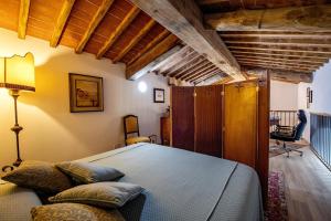 モンテリッジョーニにあるIl Loggiato di Lorenaの部屋の中に大きなベッドがある寝室