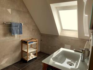 Un baño con lavabo y ventana. en Ferienhaus Sunset, en Gräfensteinberg 32 fotos más