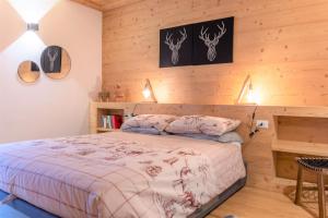 una camera con un letto su una parete in legno di Casa Mari a Falcade
