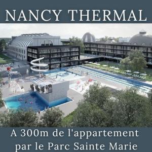 un gran edificio de apartamentos con piscina en Appartement Le Grand Dupont du Parc Ste-Marie - OscarNewHome, en Nancy