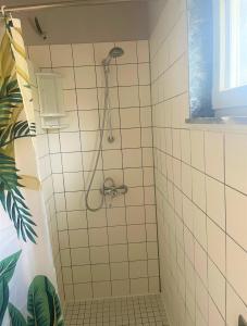 een douche met een douchekop in de badkamer bij Asprovalta Family Villas in Asprovalta