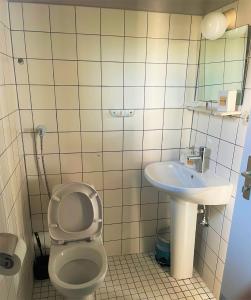 een badkamer met een toilet en een wastafel bij Asprovalta Family Villas in Asprovalta