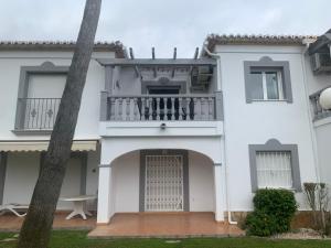 Weißes Haus mit Balkon in der Unterkunft Casa Denia in Denia