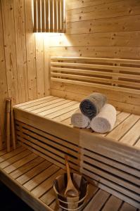 een houten sauna met 2 handdoeken op het bed bij Appartement YCW 'Papillon' in Rijnsaterwoude