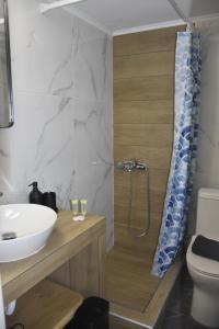 A bathroom at ARELIA APARTMENTS IERISSOS