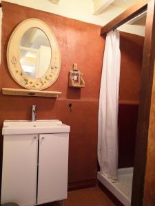 La salle de bains est pourvue d'un lavabo et d'un miroir. dans l'établissement Gîte tournesol, à Gargas