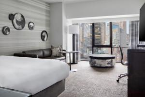 ein Wohnzimmer mit einem Sofa und einem Tisch in der Unterkunft New York Marriott Marquis in New York