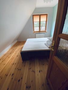 Łóżko lub łóżka w pokoju w obiekcie DOM POD STRZECHĄ