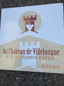 un panneau pour le château de villevillage cite à clare dans l'établissement Au Château de Villelongue B&B, à Villelongue-dʼAude