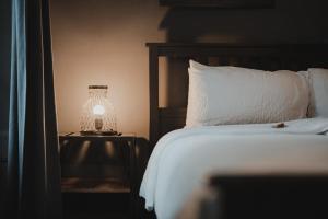 Letto o letti in una camera di No8 Boutique Hotel - self check in