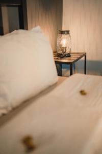 Letto o letti in una camera di No8 Boutique Hotel - self check in