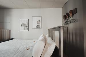 Letto o letti in una camera di No8 Boutique Hotel - self check in