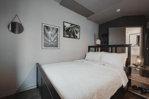 Letto o letti in una camera di No8 Boutique Hotel - self check in