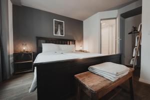 Letto o letti in una camera di No8 Boutique Hotel - self check in