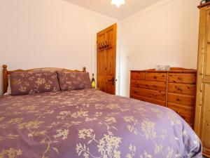 ein Schlafzimmer mit einem Bett und einer Kommode in der Unterkunft 21 Crossways in Clacton-on-Sea