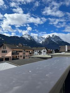 - une vue sur les montagnes depuis le toit d'un bâtiment dans l'établissement Ferienhaus Butterfly 2, à Garmisch-Partenkirchen