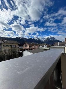 d'un toit offrant une vue sur les montagnes. dans l'établissement Ferienhaus Butterfly 2, à Garmisch-Partenkirchen