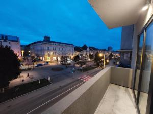 a view of a city street at night at NoMi Ultracentral Apartments in Târgu-Mureş +25 photos