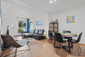Sitio de CalahondaにあるBeachfront Calahonda apartmentのリビングルーム(ソファ、テーブル、椅子付)