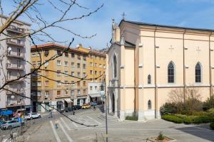 kościół w mieście z budynkami w obiekcie Suite Foscolo, comfort con box auto a Trieste w Trieście
