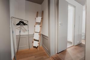 una scala per asciugamani in una stanza con un armadio di No8 Boutique Hotel - self check in a Unterseen