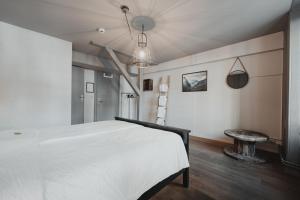 Letto o letti in una camera di No8 Boutique Hotel - self check in