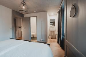 Letto o letti in una camera di No8 Boutique Hotel - self check in